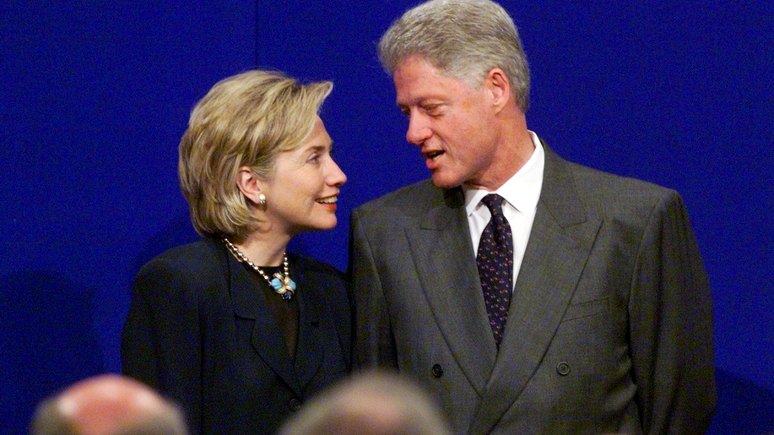 PRESIDENT CLINTON AND FIRST LADY IN IRELAND.